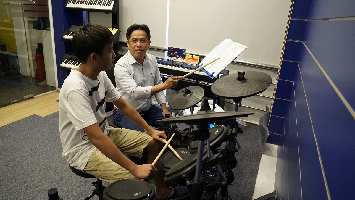 học trống jazz