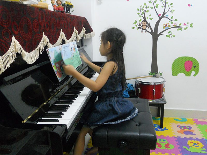 Ba mẹ cần xác định để trẻ chơi nhạc thành thạo cần có thời gian, thời gian bao lâu do mục tiêu của gia đình. Ví dụ ba mẹ và bé chỉ mong muốn trẻ biết đàn hát vài bài, hãy chọn theo học bất kỳ một khóa ngắn hạn của bất kỳ trung tâm nào. 3 tháng hè trẻ sẽ đàn ngon lành vài bản nhạc.