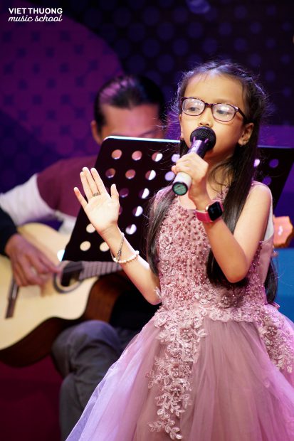 Phát triển trí thông minh âm nhạc của trẻ là gì? Có phải cho trẻ nghe nhiều thể loại nhạc, xem nhiều video clip âm nhạc, nghe nhạc cổ điển hay là dạy trẻ thật nhiều bài hát?