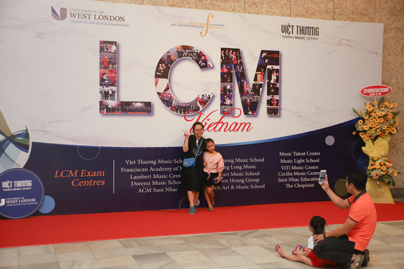 anh-lcm-tai-hcm-2-1 LCM hiện đang là một trong những chứng chỉ âm nhạc có giá trị trên toàn thế giới, do trường London College of Music cung cấp và được được Văn phòng Quản Lý Trình độ và Khảo Thí Quốc Gia Anh công nhận và đảm bảo