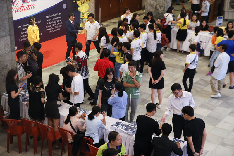 anh-lcm-tai-hcm-3 LCM hiện đang là một trong những chứng chỉ âm nhạc có giá trị trên toàn thế giới, do trường London College of Music cung cấp và được được Văn phòng Quản Lý Trình độ và Khảo Thí Quốc Gia Anh công nhận và đảm bảo