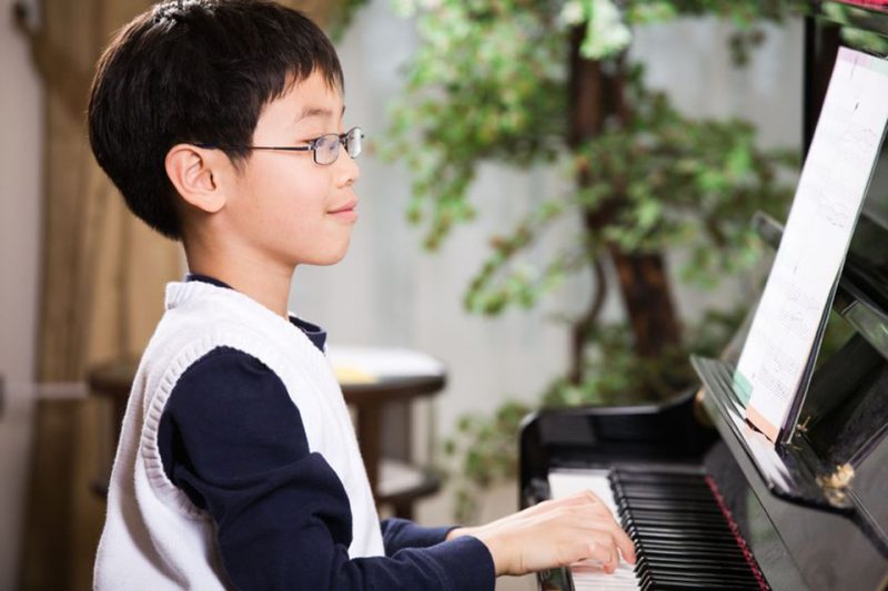 be_6_tuoi_hoc_piano_2-800x533-1 em bé học đàn piano