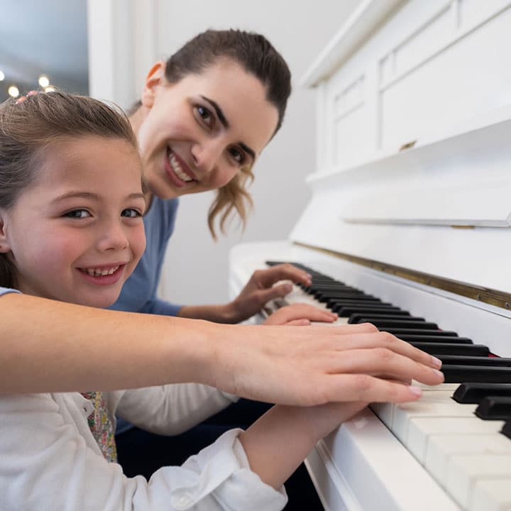 cho-con-hoc-dan-piano cho bé học đàn piano
