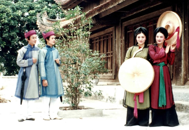 dan-ca-viet-nam-800x551-1 Violon được du nhập vào Việt Nam từ những năm đầu thế kỷ XX, cùng với nhiều nhạc cụ giao hưởng phương Tây khác và nhạc cụ này ngày càng trở nên quen thuộc và phổ biến trong đời sống âm nhạc xã hội nước ta.