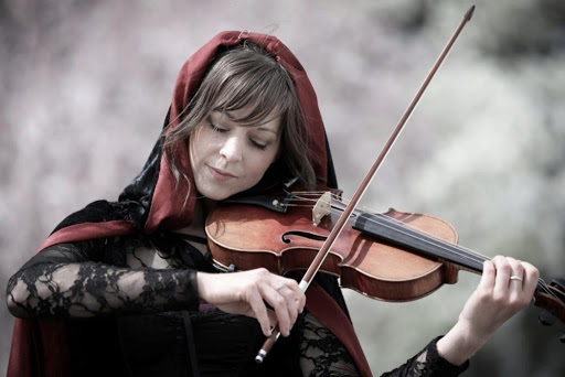 dan-violin-2-1 Violon được du nhập vào Việt Nam từ những năm đầu thế kỷ XX, cùng với nhiều nhạc cụ giao hưởng phương Tây khác và nhạc cụ này ngày càng trở nên quen thuộc và phổ biến trong đời sống âm nhạc xã hội nước ta.