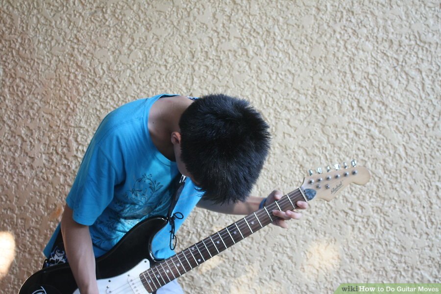 Gật đầu theo chuyển động khi chơi Guitar