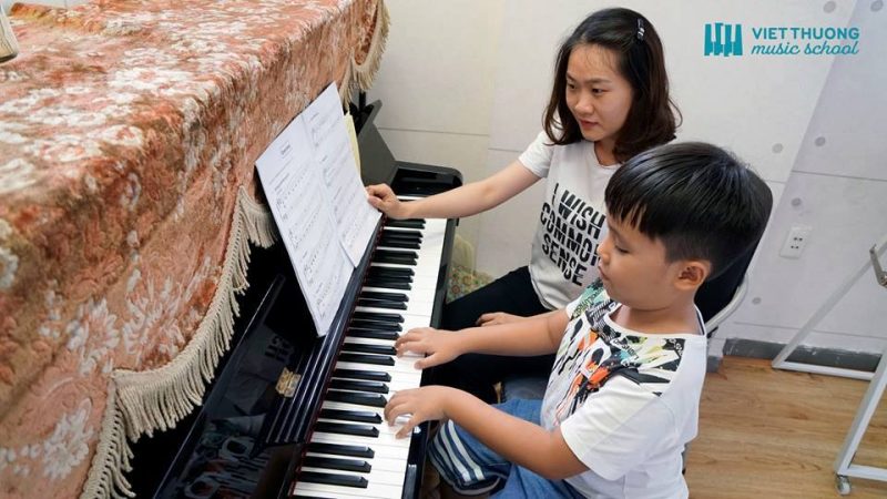 gio_hoc_piano_tai_vietthuongmusic-800x450-1 Ai cũng biết học đàn piano mang lại rất nhiều lợi ích cho trẻ, nhưng để biết được bé mấy tuổi thì nên học piano là tốt nhất thì không phải phụ huynh nào cũng trả lời được.