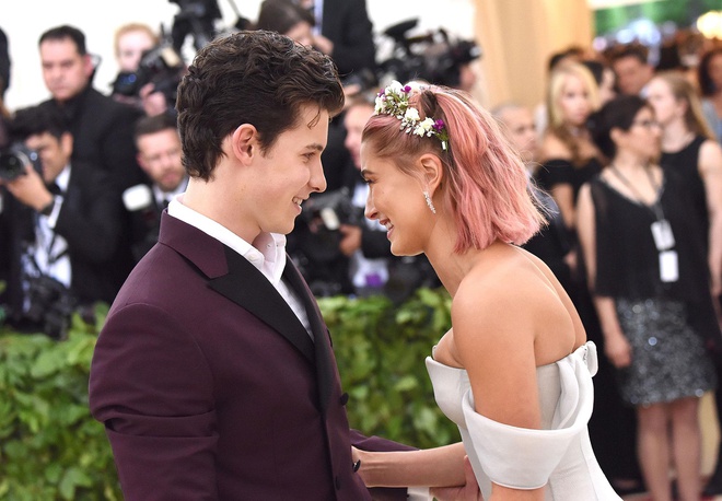 haileybaldwinshawnmendes3 Shawn Mendes vướng tin đồn hẹn hò với Hailey Bieber tại Met Gala 2018.