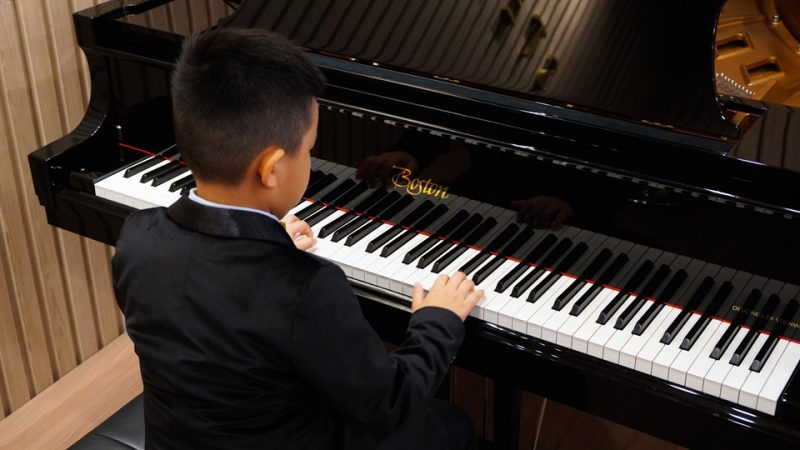 hinh-anh-be-choi-dan-piano-1-800x450-1 học đàn piano