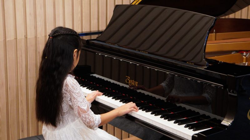 hinh-anh-be-choi-dan-piano-2-800x450-1 bé 4 tuổi có thể học đàn piano