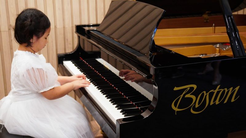 hinh-anh-be-choi-dan-piano-4-800x450-1 bé 4 tuổi học đàn piano