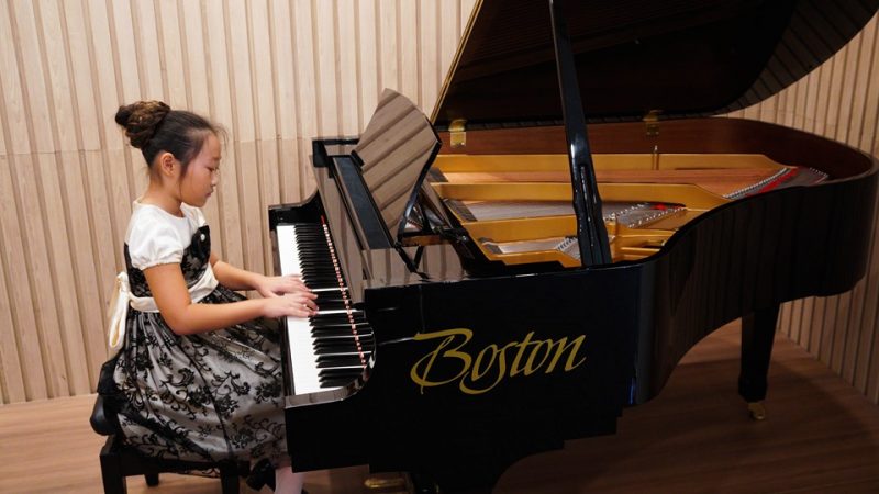 Ai cũng biết học đàn piano mang lại rất nhiều lợi ích cho trẻ, nhưng để biết được bé mấy tuổi thì nên học piano là tốt nhất thì không phải phụ huynh nào cũng trả lời được.