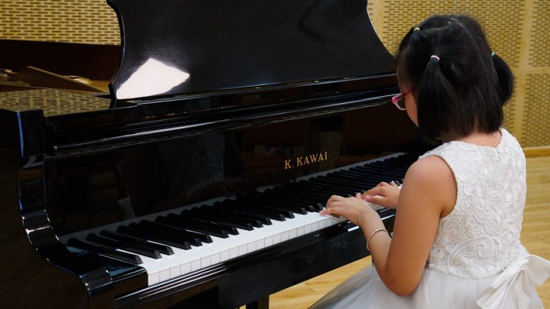 hinh-anh-be-choi-dan-piano-7-800x450-1