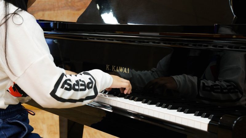 hinh-anh-be-choi-dan-piano-8-800x450-1