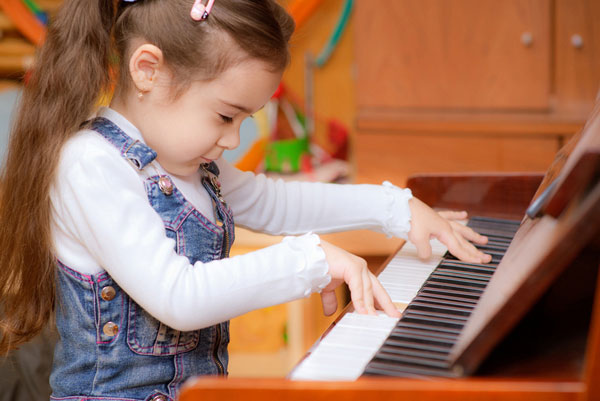 Vậy theo bạn học đàn piano có khó không? Vậy theo bạn học đàn piano có khó không?
