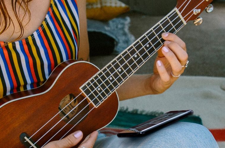 hoc-dan-ukulele_2 8 LỢI ÍCH CỦA VIỆC HỌC CHƠI ĐÀN UKULELE