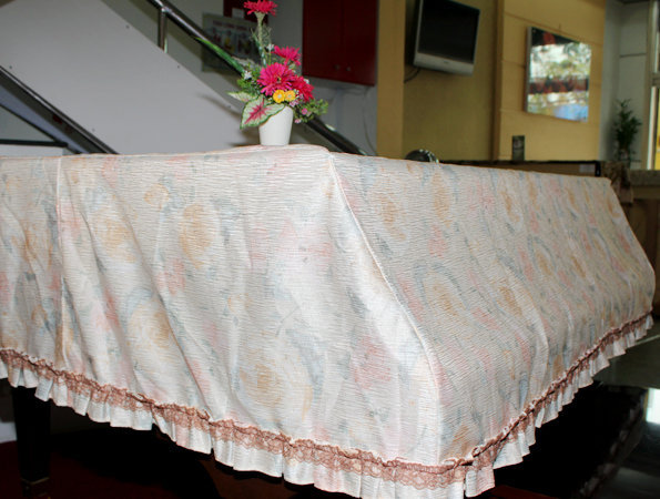 Khăn phủ đàn Piano bao trùm để giúp bạn giữ cho đàn khỏi bụi bẩn để tránh sự cố ngoài ý muốn.