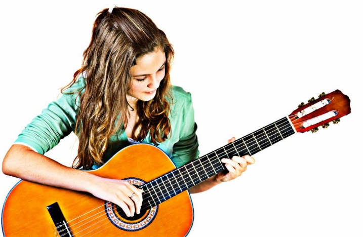 khoa-hoc-dan-guitar-dem-hat-1