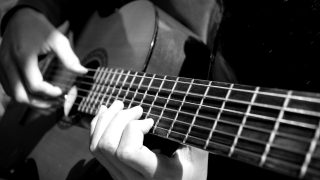 khoa-hoc-dan-guitar-dem-hat-cap-toc-1-320x180-1
