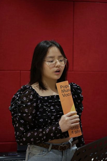 lop-nhac-viet-thuong-music-tai-hcm_12-413x620-1 học viên học thanh nhạc tại việt thương 1