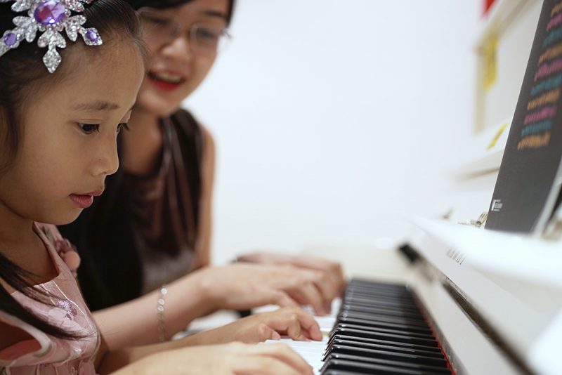 lop-nhac-viet-thuong-music-tai-hcm_16-800x534-4 Về độ tuổi để học nhạc cũng hết sức quan trọng, với các bé có những tố chất biểu hiện có năng khiếu từ nhỏ thì có thể tham gia học nhạc sớm. Nhưng với trẻ chưa bộc lộ năng khiếu thì không nên cho học sớm vì như vậy sẽ quá sức của trẻ.