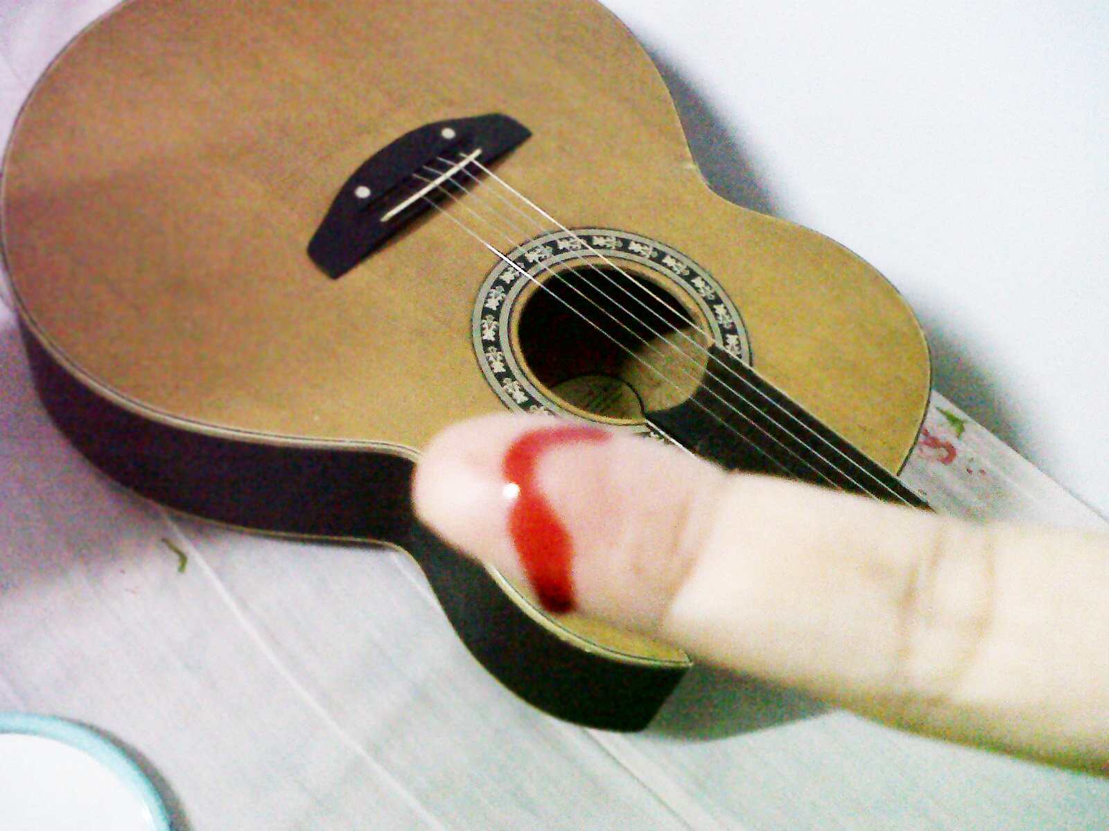 Lưu ý dây đàn Guitar Aucoustic có thể làm bạn đứt tay đấy.