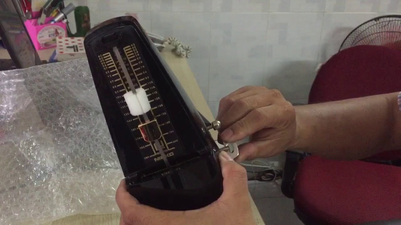 Máy đếm nhịp là phụ kiện quan trọng giúp bạn chơi đàn Piano tốt hơn.