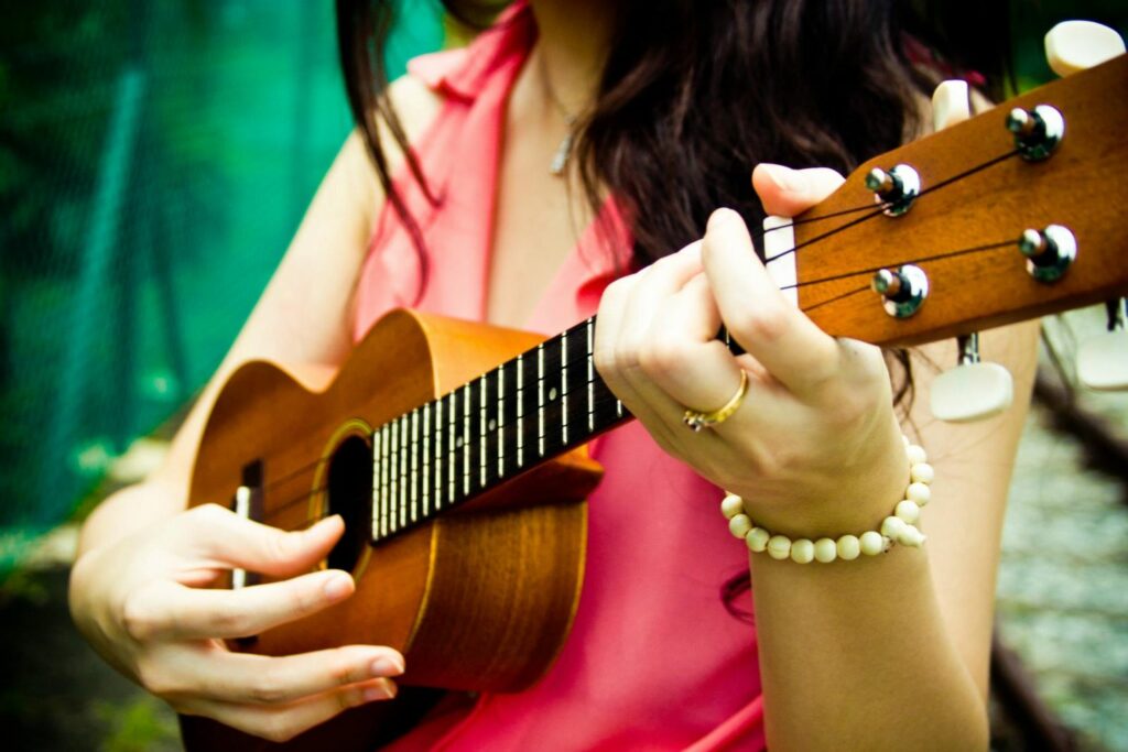 Nên học đàn Ukulele hay đàn Guitar