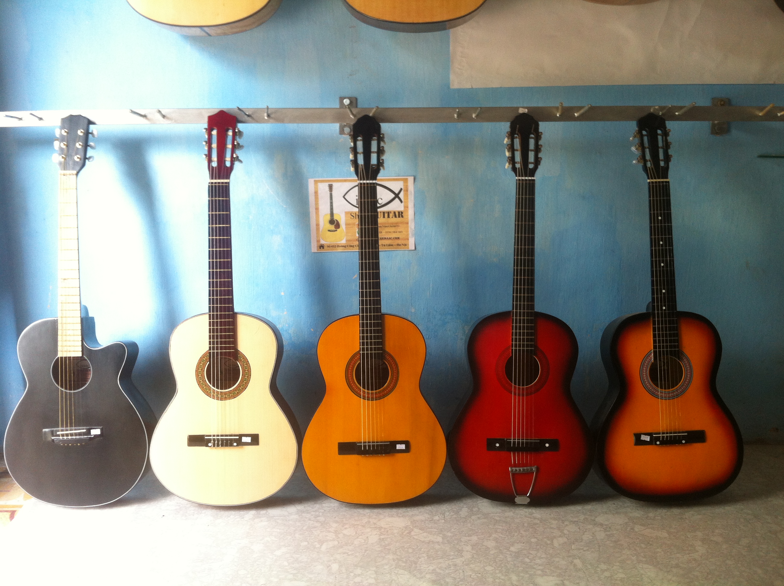 Mua đàn Guitar Acoustic giá bao nhiêu cho người mới học chơi?