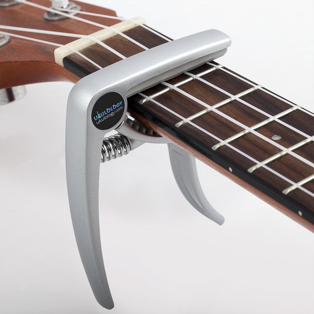 Capo Ukulele giúp bạn nâng tone cho cây đàn yêu quý của mình.