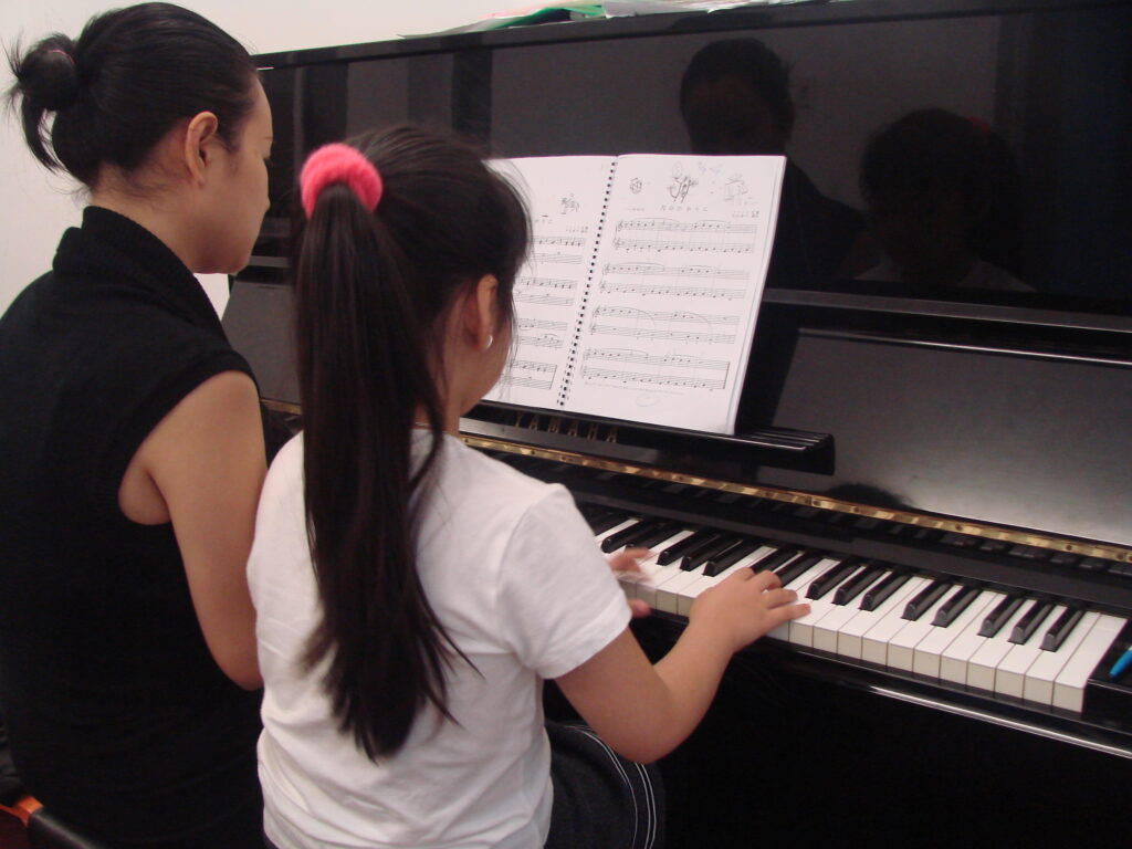 Tìm lớp học đàn piano cho bé