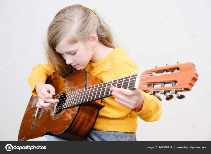 trung-tam-nang-khieu-day-dan-guitar-4-800x584-1 Piano và guitar: môn học nào dễ hơn cho người mới bắt đầu 1