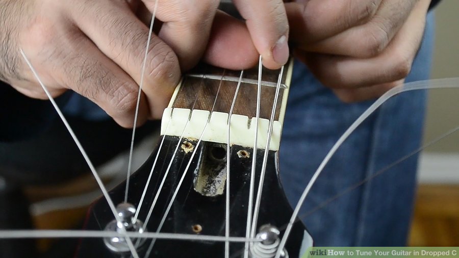 Xâu các dây vào các khe của lược đàn